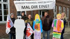 Bis das Kultusministerium genügend echte Lehrer:innen für die Schulen im Landkreis gefunden hat, bleiben die Papp-Aufsteller an der Findorffschule. Foto: limo
