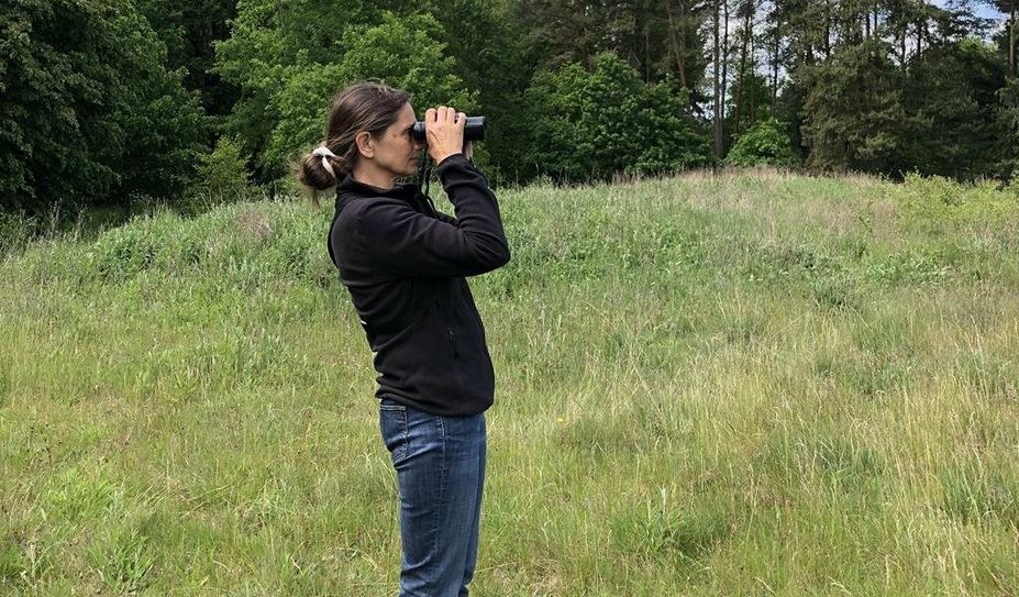 Biologin Sylke Bischoff spricht mit Landwirten über den Vogelschutz.