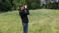 Biologin Sylke Bischoff spricht mit Landwirten über den Vogelschutz.