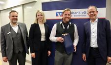 Von links: Michael Kersting, Stefanie Kase, Gnarrenburgs Bürgermeister Marc Breitenfeld und Jan Mackenberg.