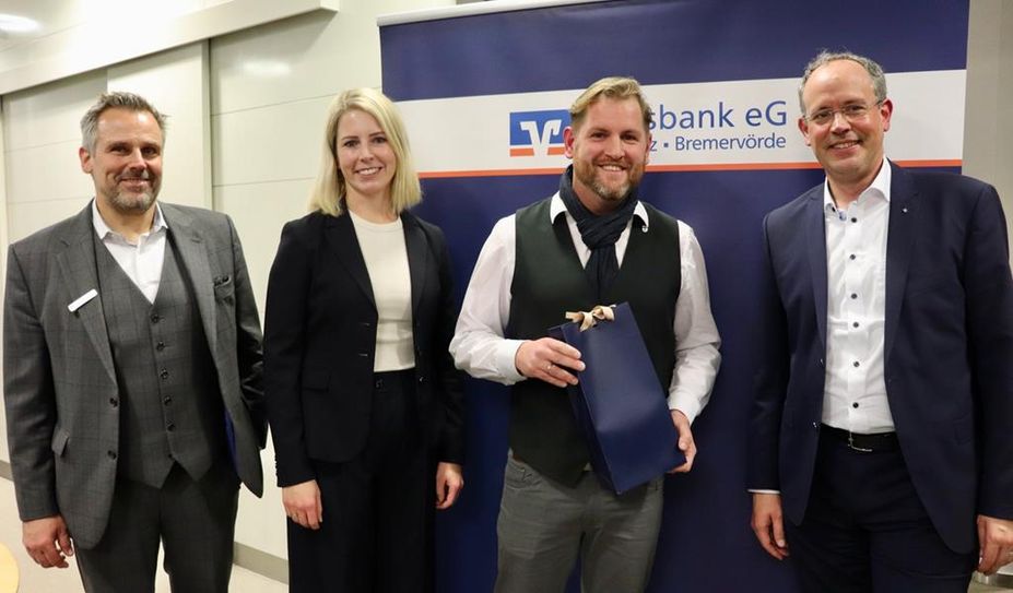 Von links: Michael Kersting, Stefanie Kase, Gnarrenburgs Bürgermeister Marc Breitenfeld und Jan Mackenberg.