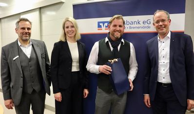 Von links: Michael Kersting, Stefanie Kase, Gnarrenburgs Bürgermeister Marc Breitenfeld und Jan Mackenberg.