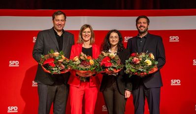 Lars Klingbeil, Frauke Lange, Özge Kadah und Daniel Schneider beim außerordentlichen Parteitag der SPD Nord-Niedersachsen.