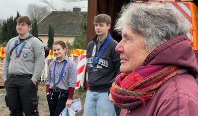 Gudrun Chopin (vorne) mit einigen Pfadfinder:innen auf dem Bauhof.