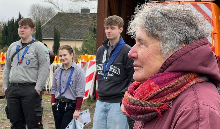 Gudrun Chopin (vorne) mit einigen Pfadfinder:innen auf dem Bauhof.