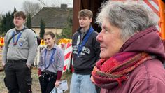 Gudrun Chopin (vorne) mit einigen Pfadfinder:innen auf dem Bauhof.