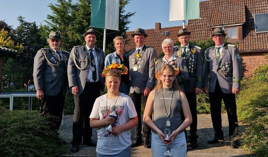 Barchel (red). Das Schützenfest in Barchel ist vorbei. Am Sonntag war der Jubel groß, als Torben Butt mit dem ersten Schuss den Vogel abgeschossen hat. Nun ist er neuer König. Der Seniorenkönig heißt Erwin Wintjen. Für die Schützenkönigin konnte leider keine Nachfolgerin ermittelt werden. Vizekönigin ist Susanne Wintjen geworden. Käthe und Hajo Wulff sind das Geschwisterkönigspaar.