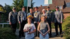 Barchel (red). Das Schützenfest in Barchel ist vorbei. Am Sonntag war der Jubel groß, als Torben Butt mit dem ersten Schuss den Vogel abgeschossen hat. Nun ist er neuer König. Der Seniorenkönig heißt Erwin Wintjen. Für die Schützenkönigin konnte leider keine Nachfolgerin ermittelt werden. Vizekönigin ist Susanne Wintjen geworden. Käthe und Hajo Wulff sind das Geschwisterkönigspaar.