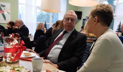 Fritz Bokelmann, Vorsitzender der Inge Küster-Stiftung, im Gespräch mit Rosi Hinrichs vom TSV Worpswede.
