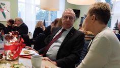 Fritz Bokelmann, Vorsitzender der Inge Küster-Stiftung, im Gespräch mit Rosi Hinrichs vom TSV Worpswede.