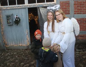 Zwei zauberhafte Weihnachtsengel hatten den Weg ins tiefste Teufelsmoor gefunden, um die jüngsten Erdenbürger mit kleinen Präsenten zu überraschen.