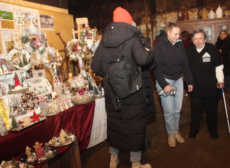 Das Herzstück der musealen Anlage bildet das alte Rauchhaus. Im Inneren präsentierten verschiedene Aussteller eine kleine, aber feine, Auswahl an Dekorationen Präsenten und kulinarischen Köstlichkeiten, die zum Kauf verführten.