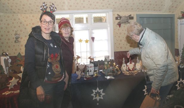 Die Vorsitzende des Heimatvereins Steffi Schriefer (li.) war mit dem Verlauf des Weihnachtsmarktes rundum zufrieden.