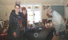 Die Vorsitzende des Heimatvereins Steffi Schriefer (li.) war mit dem Verlauf des Weihnachtsmarktes rundum zufrieden.