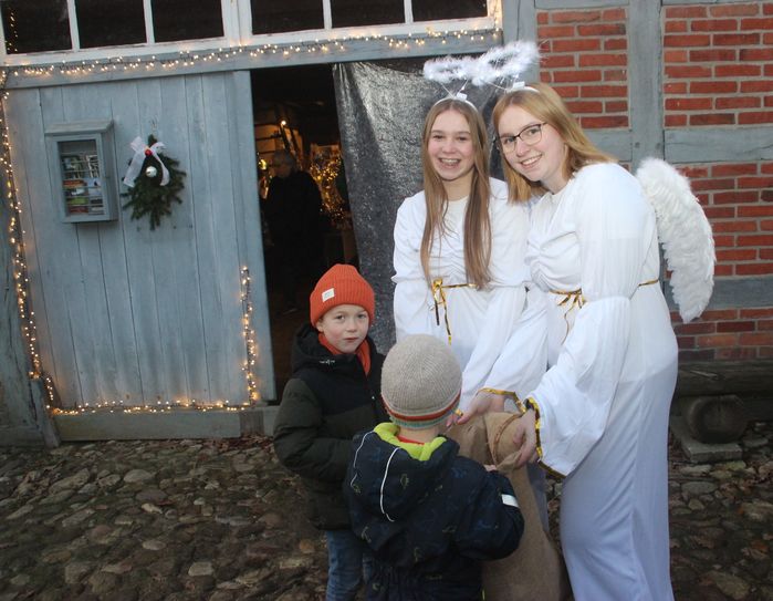 Zwei zauberhafte Weihnachtsengel hatten den Weg ins tiefste Teufelsmoor gefunden, um die jüngsten Erdenbürger mit kleinen Präsenten zu überraschen.