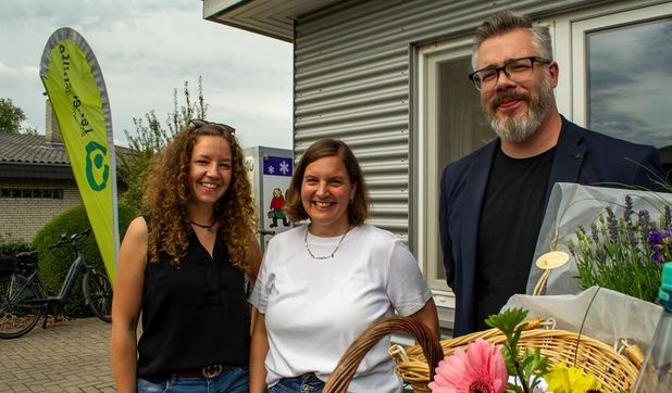 Von links: Die Hausleiterinnen Antje Philipp und Martina Schmidt sowie Bereichsleiter Florian Acker freuen sich über den zahlreichen Besuch zum 40-jährigen Jubiläum des Wohnhauses.
