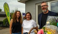 Von links: Die Hausleiterinnen Antje Philipp und Martina Schmidt sowie Bereichsleiter Florian Acker freuen sich über den zahlreichen Besuch zum 40-jährigen Jubiläum des Wohnhauses.