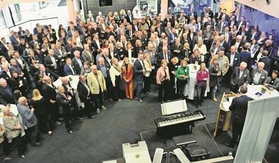 Bremervörde (rgp). Am Montagabend fand in der Kundenhalle der Bremervörder Niederlassung der Volksbank eG Osterholz-Bremervörde der 11. Neujahrsempfang teil. Volksbank-Vorstand Jan Mackenberg durfte sich nach seinem Grußwort über viele Gäste freuen, die bei einem guten Tropfen Rot- und Weißwein sowie erlesenen Speisen ausgiebig diskutierten und sich austauschten. Unter den Gästen aus Politik, Wirtschaft und anderen Institutionen fanden sich neben Bremervördes Bürgermeister Michael Hannebacher unter anderem auch seine Vorgänger Detlev Fischer und Reinhard Brünjes, alle Fraktionsvorsitzenden aus den Stadtratsfraktionen, die beiden Vorsitzenden vom Kultur- und Heimatkreis e. V., die Geschäftsführerinnen des Hotels Daub und der Quell-Firmengruppe, eine Vertreterin vom Kinderschutzbund, der Verleger des Anzeiger-Verlags .