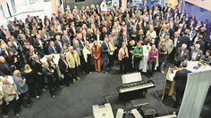 Bremervörde (rgp). Am Montagabend fand in der Kundenhalle der Bremervörder Niederlassung der Volksbank eG Osterholz-Bremervörde der 11. Neujahrsempfang teil. Volksbank-Vorstand Jan Mackenberg durfte sich nach seinem Grußwort über viele Gäste freuen, die bei einem guten Tropfen Rot- und Weißwein sowie erlesenen Speisen ausgiebig diskutierten und sich austauschten. Unter den Gästen aus Politik, Wirtschaft und anderen Institutionen fanden sich neben Bremervördes Bürgermeister Michael Hannebacher unter anderem auch seine Vorgänger Detlev Fischer und Reinhard Brünjes, alle Fraktionsvorsitzenden aus den Stadtratsfraktionen, die beiden Vorsitzenden vom Kultur- und Heimatkreis e. V., die Geschäftsführerinnen des Hotels Daub und der Quell-Firmengruppe, eine Vertreterin vom Kinderschutzbund, der Verleger des Anzeiger-Verlags .