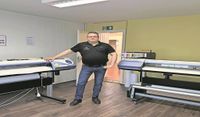 Vor zehn Jahren startete Michael Wagenlöhner mit einer Foliendruckmaschine, heute gibt es insgesamt fünf davon.