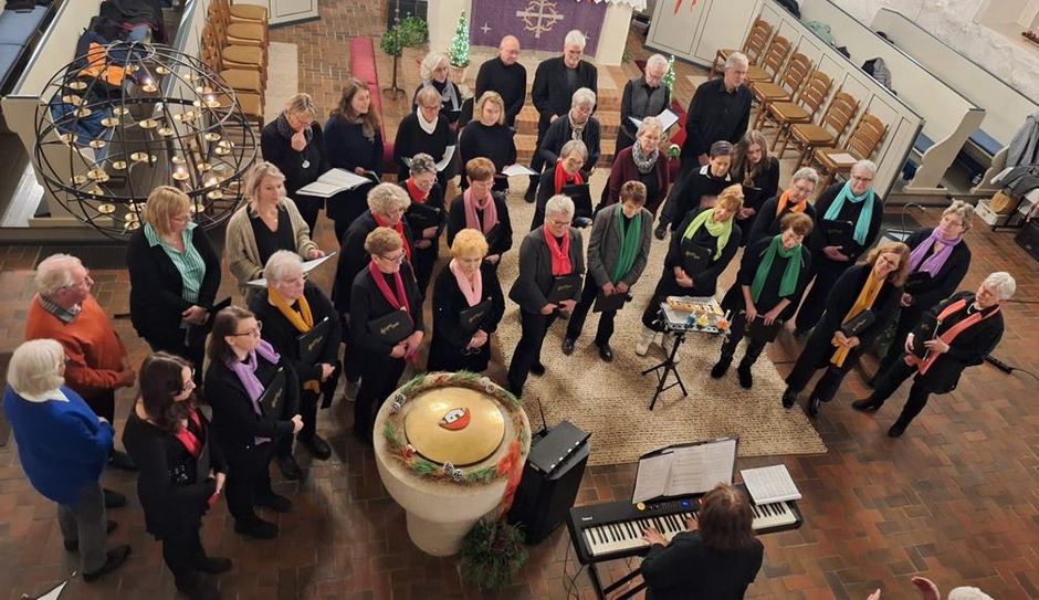 Fast 40 Musiker:innen begeisterten in der Bartholomäus Kirche in Lamstedt beim Weihnachtskonzert.