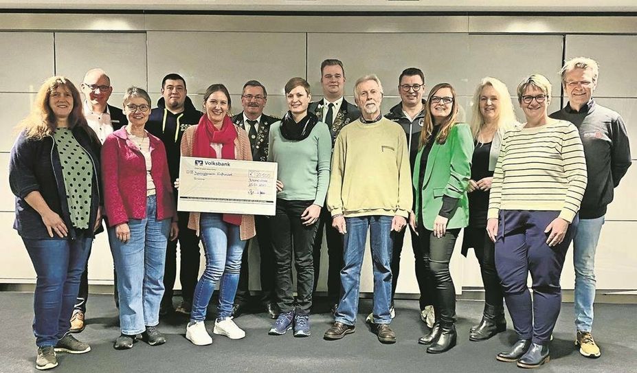 Unser Foto zeigt Sascha Ringe (Zweiter von links) mit den Vertreter:innen von 13 der insgesamt 20 begünstigten Institutionen.