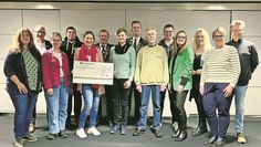 Unser Foto zeigt Sascha Ringe (Zweiter von links) mit den Vertreter:innen von 13 der insgesamt 20 begünstigten Institutionen.