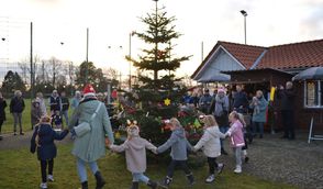 Den Weihnachtsbaum zu schmücken war die Aufgabe der jüngsten Mitglieder des TSV Hollen.