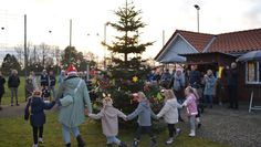 Den Weihnachtsbaum zu schmücken war die Aufgabe der jüngsten Mitglieder des TSV Hollen.
