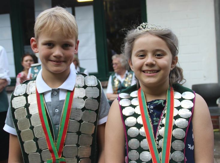 Das Kinderkönigspaar Lasse Brückmann und Lilly Douglas wird noch mal ordentlich gefeiert, bevor es ihr Zepter weiterreichen muss.