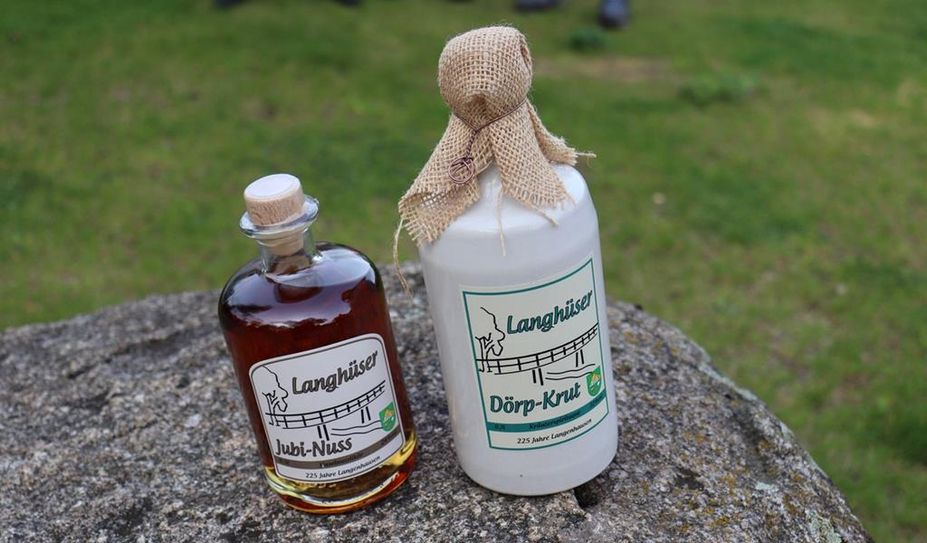 Für die Jubiläumsfeier wurden zwei Schnäpse hergestellt: Nuss und Kräuter.