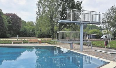 Im Hauptbecken können sich Schwimmer:innen so richtig auspowern.