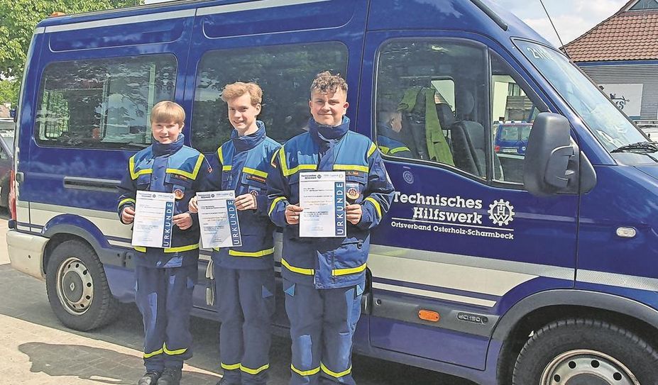 Von links: Damian Ploch, Julius Mackenberg und Alex Mai haben ihre Prüfung bestanden und dürfen jetzt unter anderem ein Abzeichen an der Uniform tragen. Foto: eb