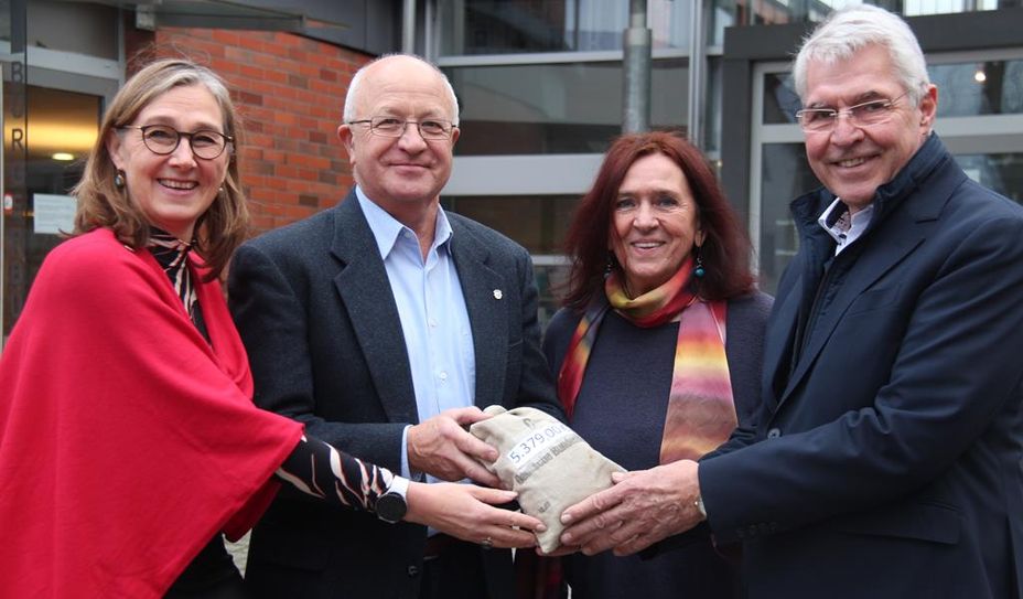 Von links: Kerstin Purnhagen (Rotary Club) und Tönjes Itgen (Lions Club) überreichten gemeinsam mit der stellvertretenden Bürgermeisterin Brigitte Neuner-Krämer die Spende an Dr. Detlef Risch.