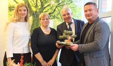 Annika Mehrtens, Sieglinde Brandes und Dr. Detlef Risch nahmen die Spende von ASO-Geschäftsführer Christof von Schroetter entgegen.