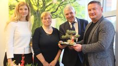 Annika Mehrtens, Sieglinde Brandes und Dr. Detlef Risch nahmen die Spende von ASO-Geschäftsführer Christof von Schroetter entgegen.