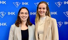 Marla Martwich (links) besuchte vor ihrer Ehrung in Berlin die Vollversammlung der IHK Elbe Weser mit ihrer Kollegin Lara Tipke.