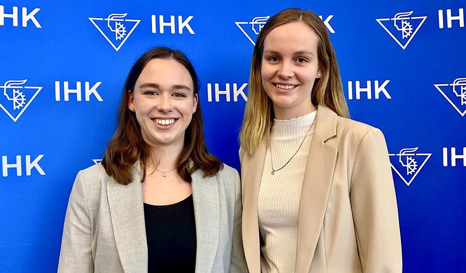 Marla Martwich (links) besuchte vor ihrer Ehrung in Berlin die Vollversammlung der IHK Elbe Weser mit ihrer Kollegin Lara Tipke.