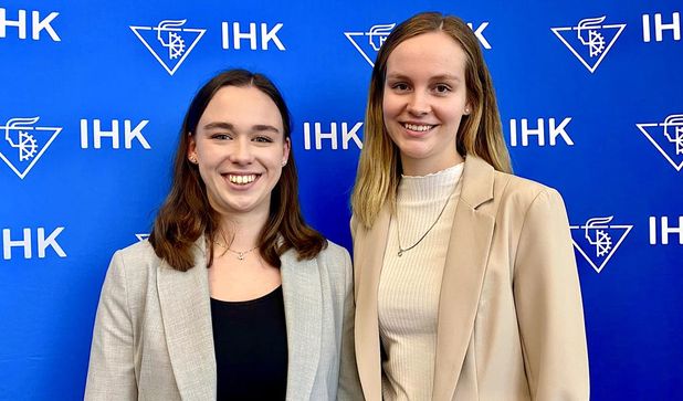 Marla Martwich (links) besuchte vor ihrer Ehrung in Berlin die Vollversammlung der IHK Elbe Weser mit ihrer Kollegin Lara Tipke.