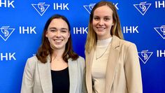 Marla Martwich (links) besuchte vor ihrer Ehrung in Berlin die Vollversammlung der IHK Elbe Weser mit ihrer Kollegin Lara Tipke.