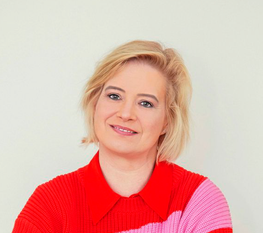 Sandra Fricke ist Sucht- und Stress-Coach, Yogalehrerin und Schlafberaterin.