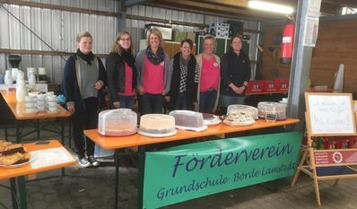 Der Förderverein der Grundschule Börde Lamstedt hat wieder frischen Kaffee und leckere Waffeln für die Besucher:innen parat.