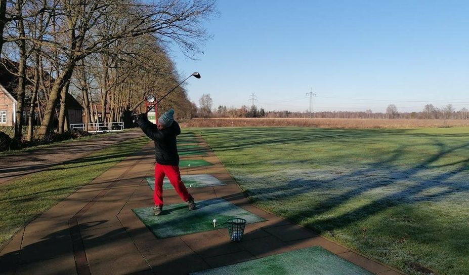 Christophe Schuler mit seinen Schlägern beim Golfclub.