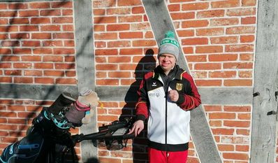 Christophe Schuler mit seinen Schlägern beim Golfclub.