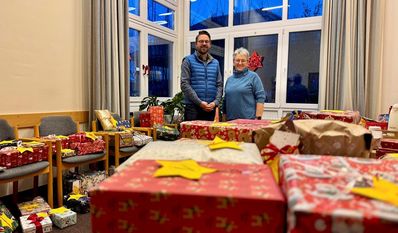 Im Kirchengemeindehaus liegen die Geschenke bereit.