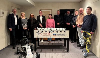 Die Kita Ohlenstedt/Hülseberg, die Grundschule am Billerbeck und die Feuerwehr Glinstedt wurden von der Volksbank zur Preisübergabe eingeladen.