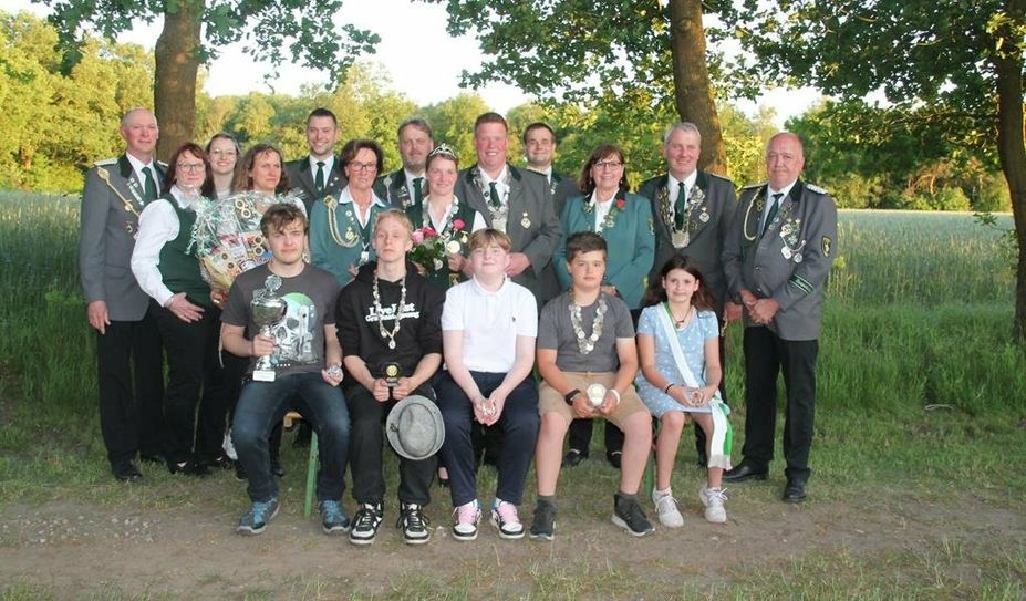 Glinstedt (red). Bei strahlendem Sonnenschein feierte der Glinstedter Schützenverein das traditionelle Schützenfest. Das neue Königspaar Christina und Joachim Geestmann wurden zusammen mit den restlichen neuen Majestäten feierlich gekrönt. Im Anschluss an die Königsproklamation wurde beim Monarchball mit viel Musik bis spät in die Nacht gefeiert und getanzt.
