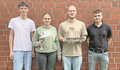 Stolz präsentieren sie den Pokal und das Gewinnerfahrzeug: Thore, Charlotte, Moritz und Ilian (v.l.).