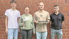 Stolz präsentieren sie den Pokal und das Gewinnerfahrzeug: Thore, Charlotte, Moritz und Ilian (v.l.).