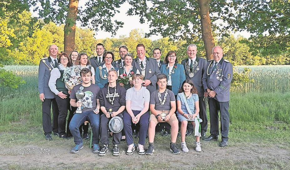 Das amtierende Königshaus mit dem Königspaar Christina und Joachim Geestmann in der Mitte, Jugendkönig Kilian Winkler und Kinderkönig Torge Elias. Präsident Wolfgang Kück (links) und Vize-Präsident Holger Lau (rechts) flankieren den Hofstaat.